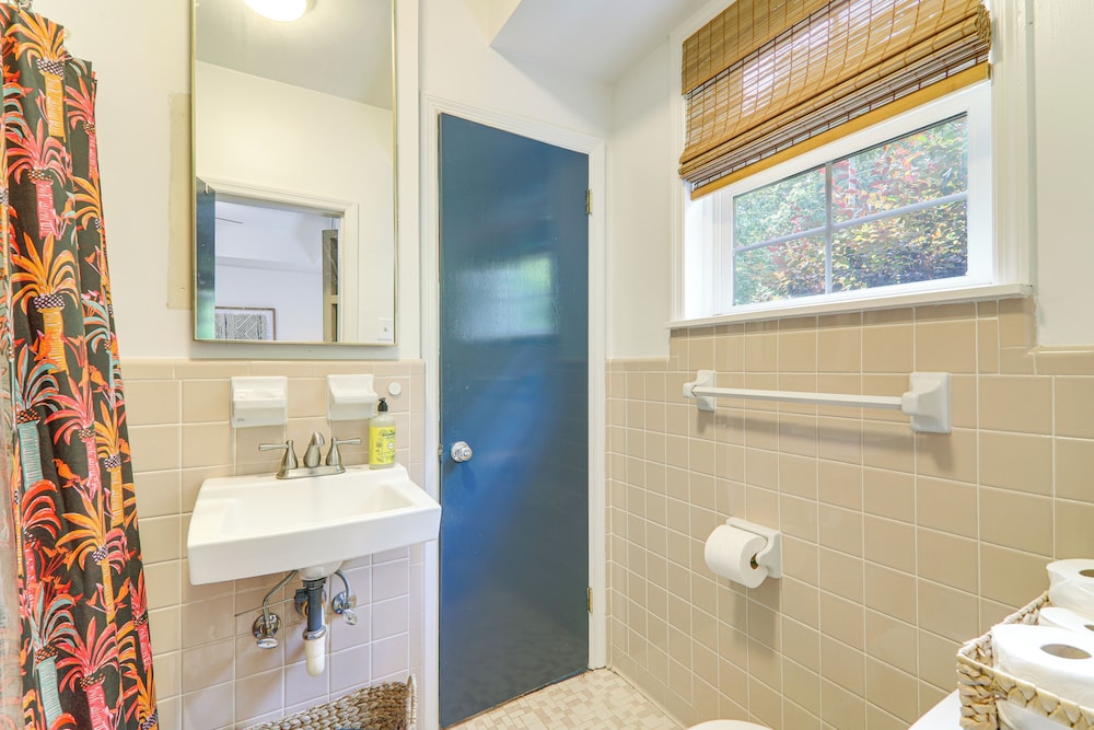 4 Mi to Uga: Bright & Airy Athens Apartment!
