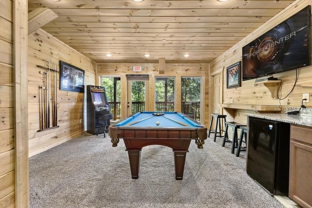 A Perfect Getaway - 4 Bedrooms, 4 Baths, Sleeps 15 Cabin by RedAwning