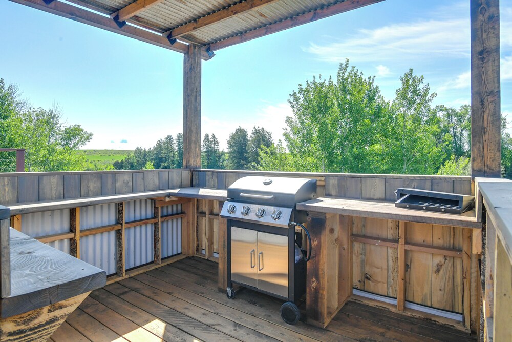 Teton Mtn Views: Peaceful Riverfront Cabin!