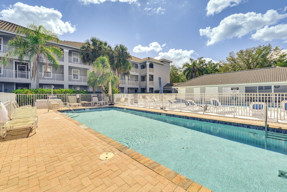 Sleek Naples Condo w/ Balcony: Snowbirds Welcome!