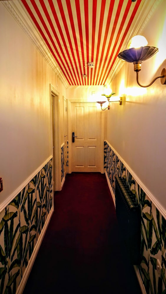 Oxford Vacations - The Mad Hatter Oxford - Property Image 3
