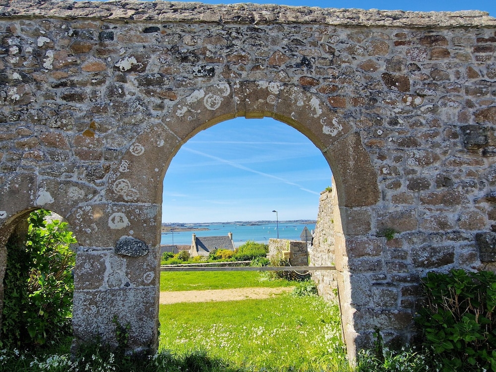 Pretty Apartment With sea View in Primel