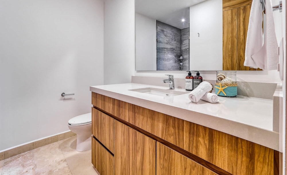 Luxury Oceanfront 3 BR Condo - Pools