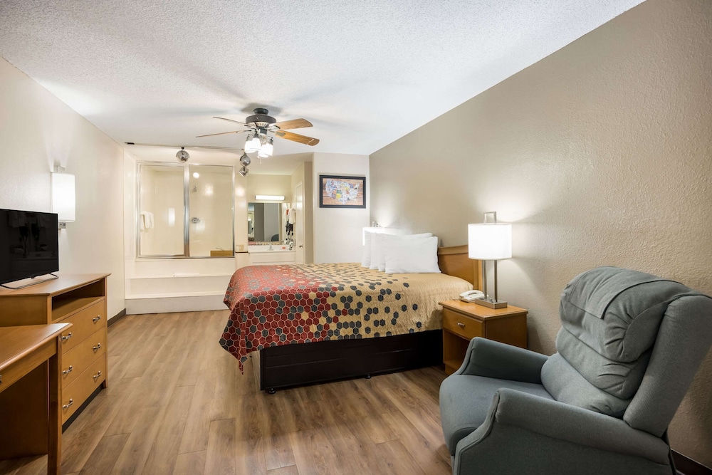 Econo Lodge Live Oak - Property Image 8