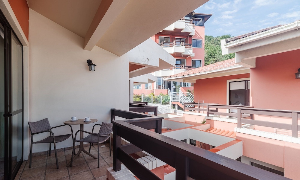 JOFs Apartamentos c Piscina e Vista Mar