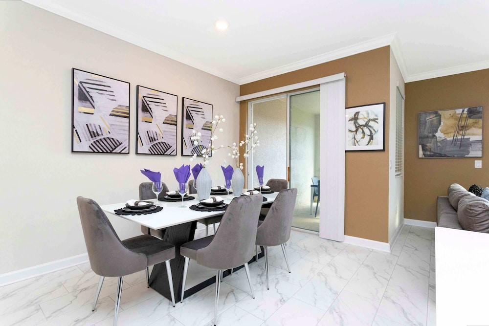 Stylish 4Bd w Lake View Pool Kids Themed Room