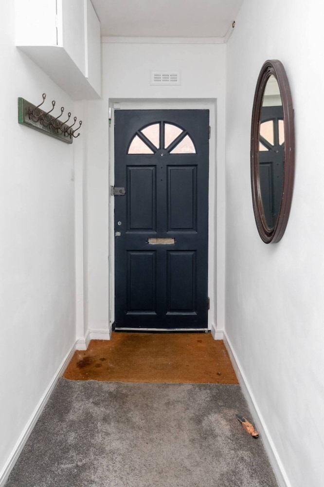 Spacious & Cosy 2 bed Flat With Terrace & Parking
