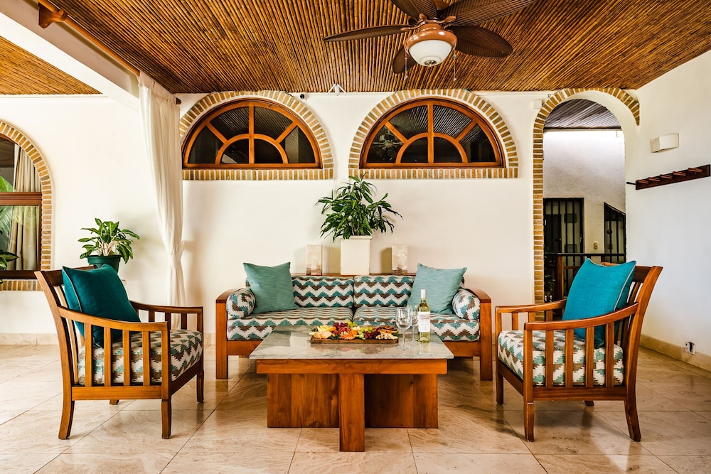 Luxury Beachfront 5 Bedroom Villa on Famous Beach