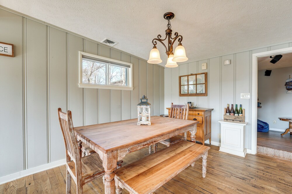 Cozy Table Rock Lake 'boathouse' w/ Pool Access