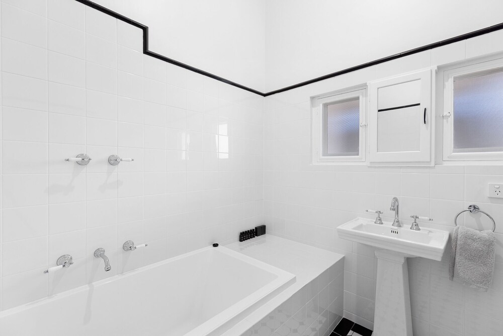 Deco Beach Luxury Apartments view 3