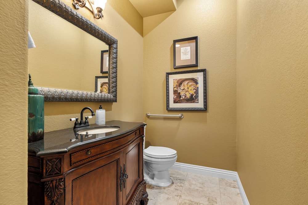 Hilltop Estate w/ Pool, Hot Tub, Fire Pit, Views Cleveland Vista by Avantstay
