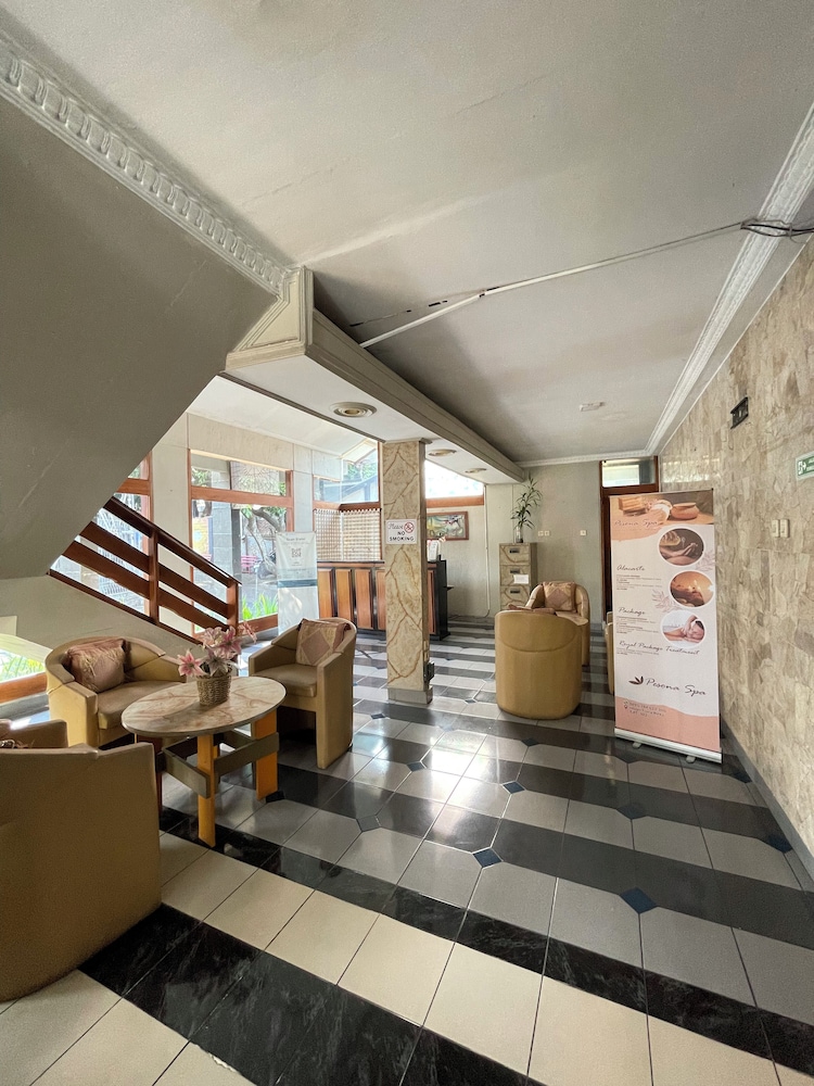 Lobby & Reception