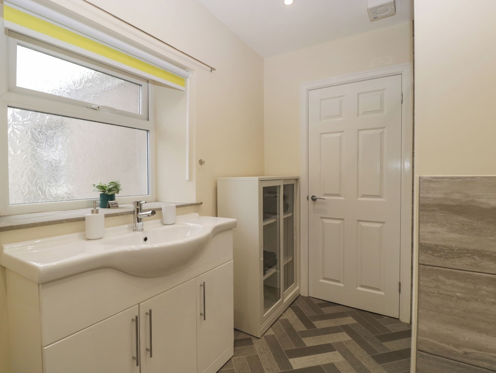 32 Bridgend Road