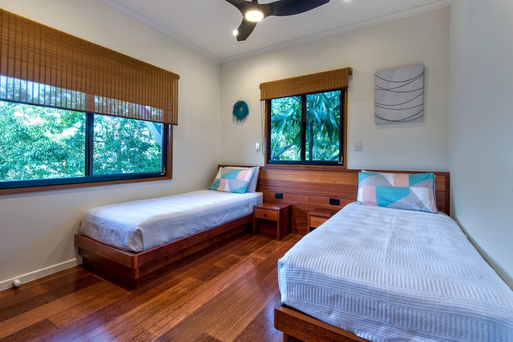 Iluka Luxury House With Ocean Views On Half Acre With Pool And Two Golf Buggies