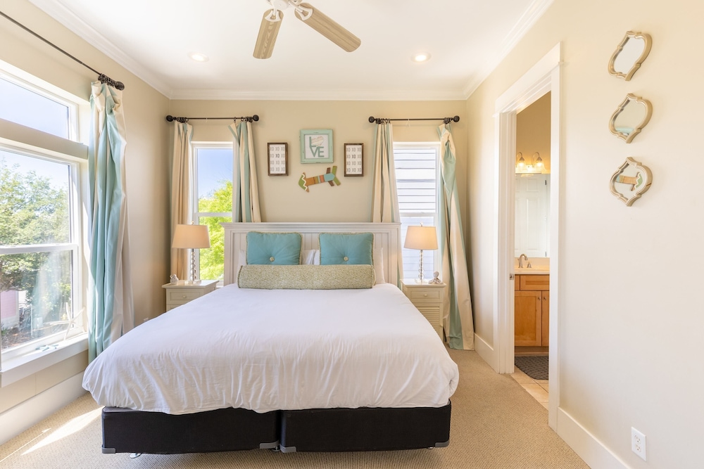 Doctor's Orders by Avantstay 5 Mins TO Beach! w/ Community Pool & Hot Tub! view 2
