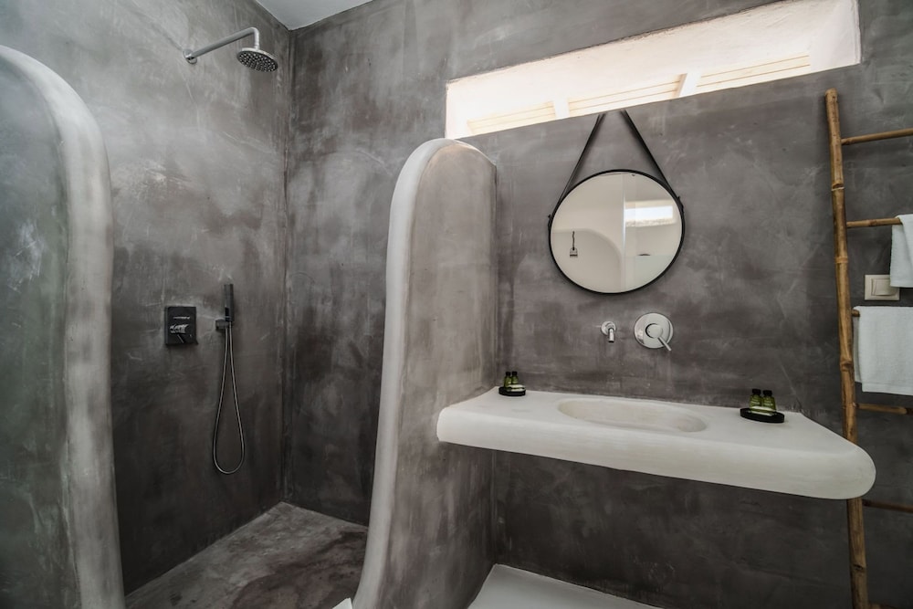 Amethyst Luxury Suites - Oia Family Suite