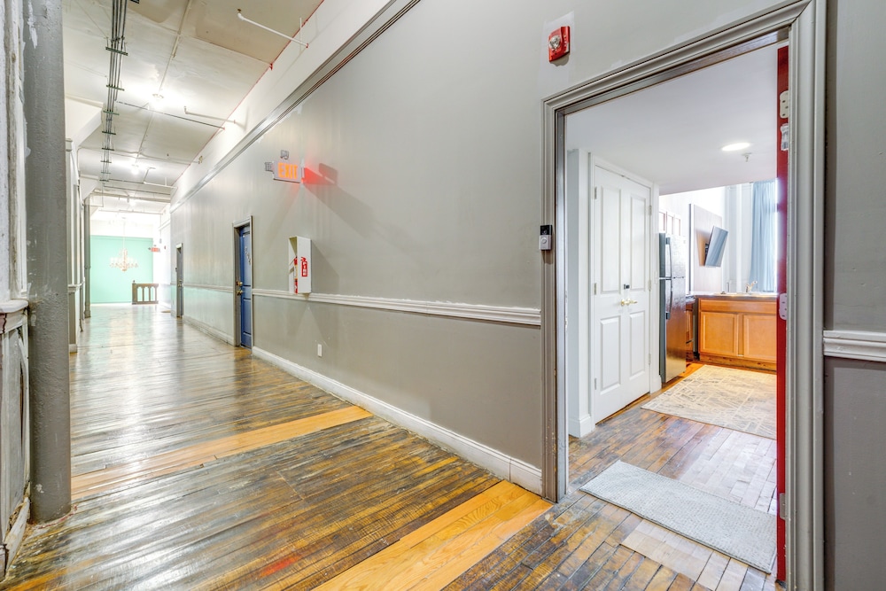 Steps to Riverwalk! City-view Condo in Corktown