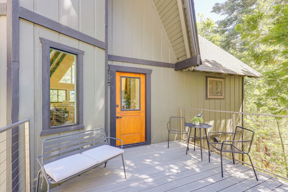 Stunning Forest Views: Luxury Lake Arrowhead Cabin