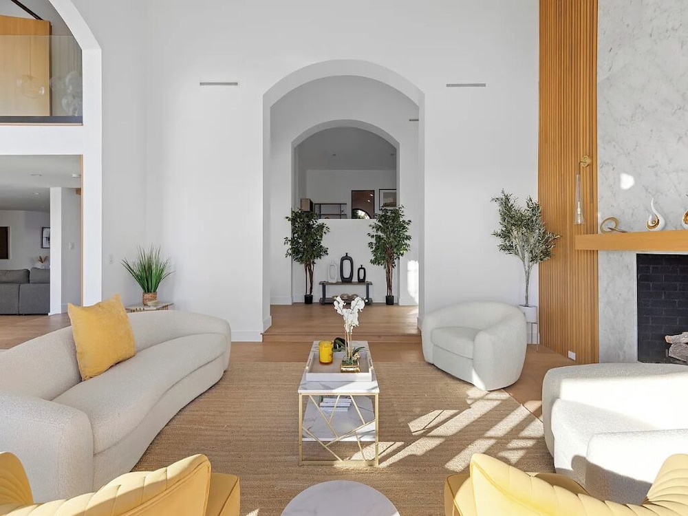 Villa Costera - Tree-lined Tranquility: 3-level Entertainer's Dream