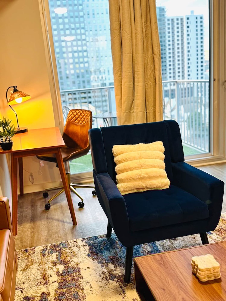 Highrise Balcony Rooftop Pool Gym Free Parking