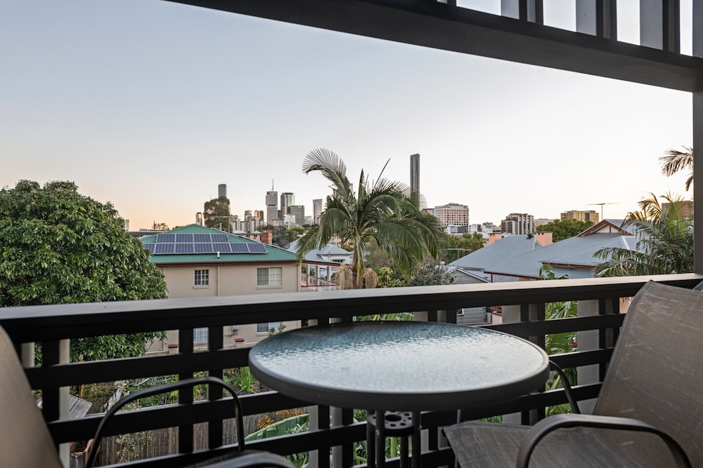 New Farm Apartment With Balcony & City Views