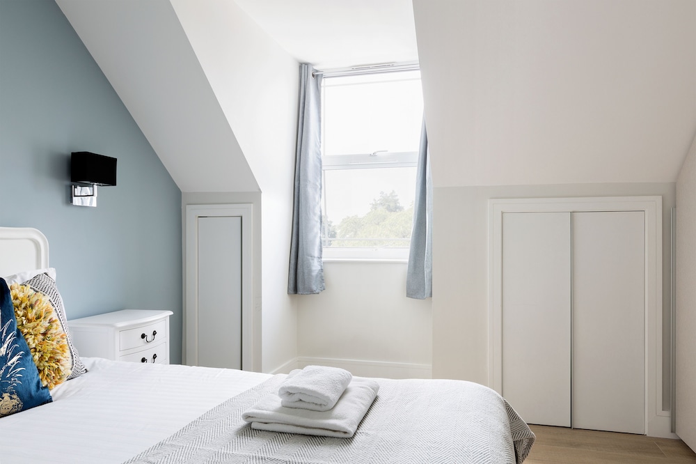 Elegant 2 Bed Flat with Balcony in Finchley