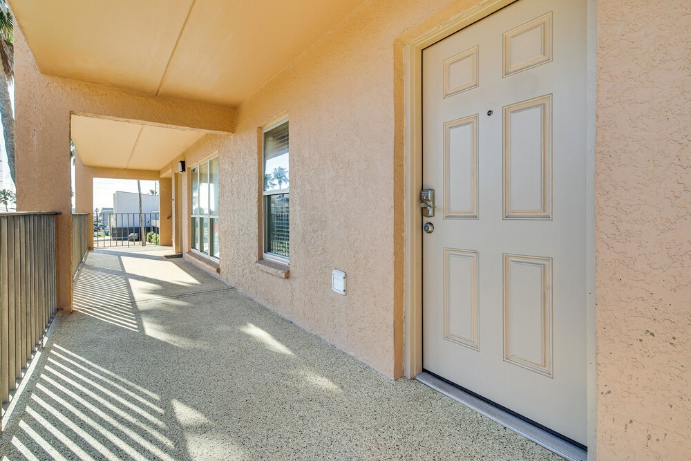 Walk to Beach: Condo w/ Pool Access in Texas!