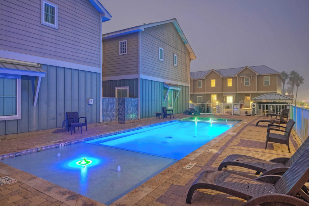 Villa La Isla Family Condo With Pool, Near Corpus Christi's Best Beaches & Dining