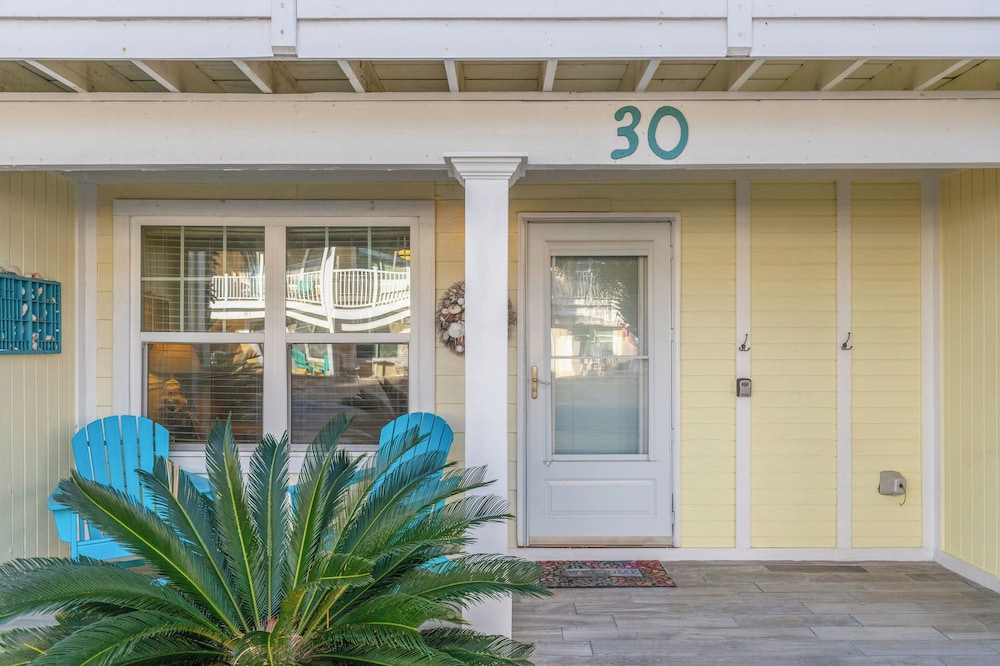 Searenity Awaits: 2-bd, 2-ba Coastal Escape! Perfect for 5! Pet Friendly!