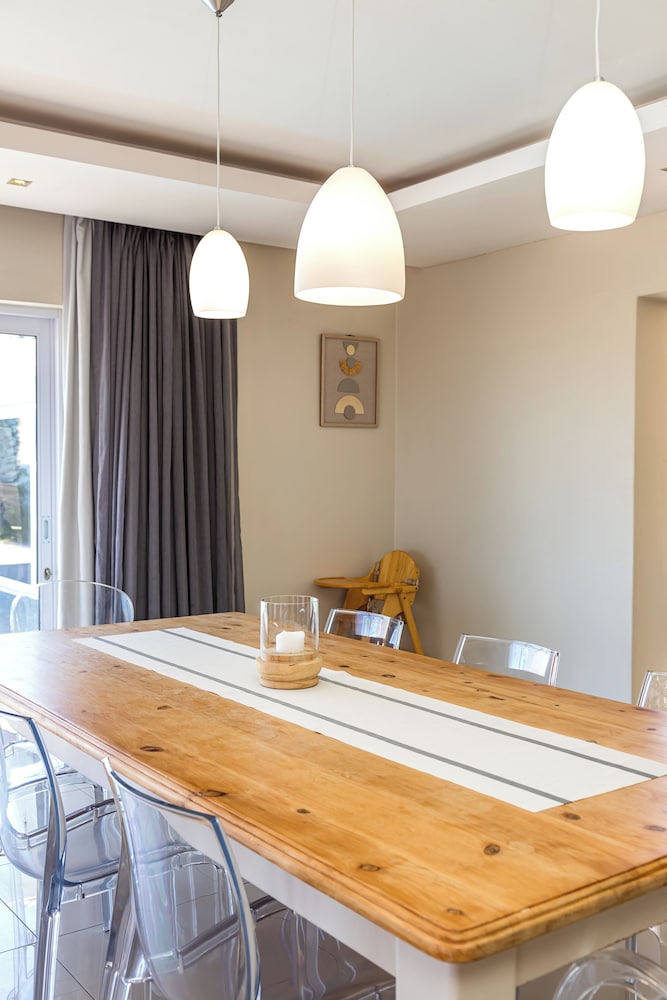 Beachfront, Private Pool, Pizza Oven, Pool Table, Fast Internet, Family Friendly