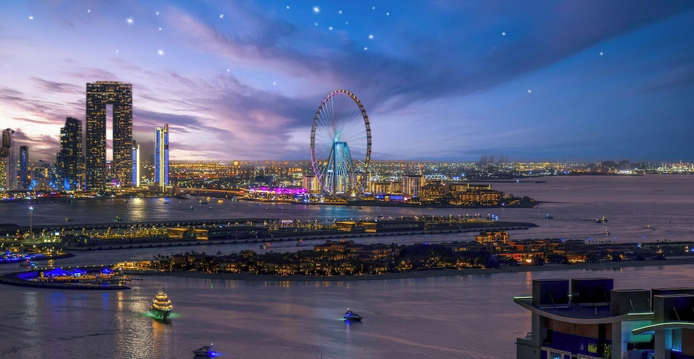 LUX Iconic Views at Palm Tower Studio 4
