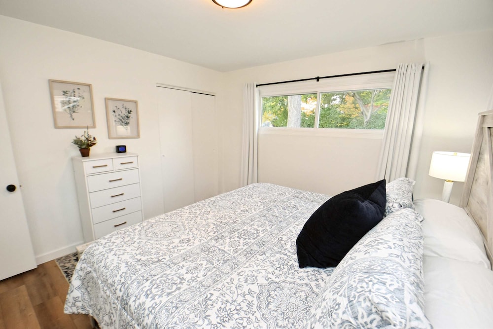 Modern 5 Bedroom Home Sleeps up to 12 15 min Walk to ND 2329