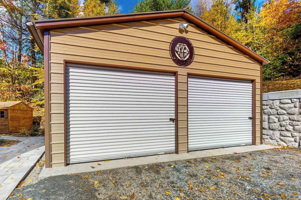 3BR Home w/ Private Hot Tub, Kayaks & Lake Views