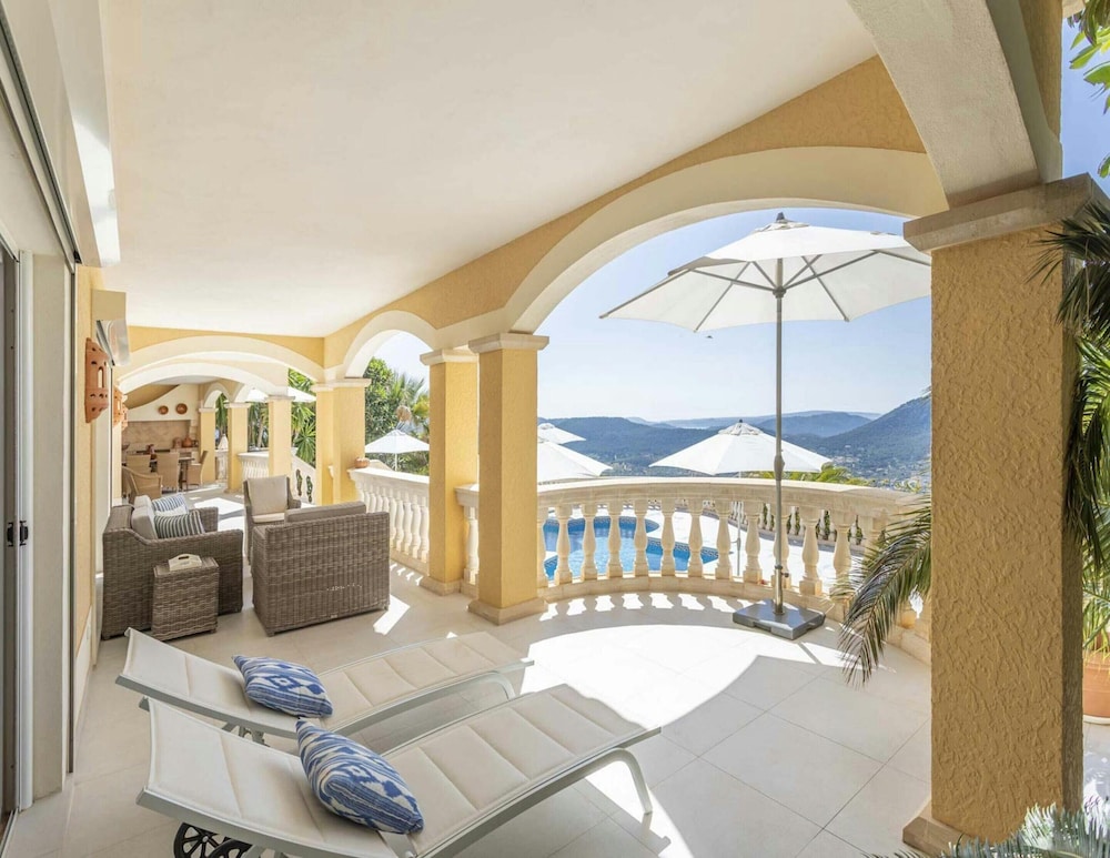 Lavish Villa With Saltwater Pool