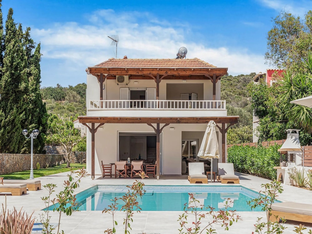 Villa in Epano Sisi Near Child-friendly Beach photo 1