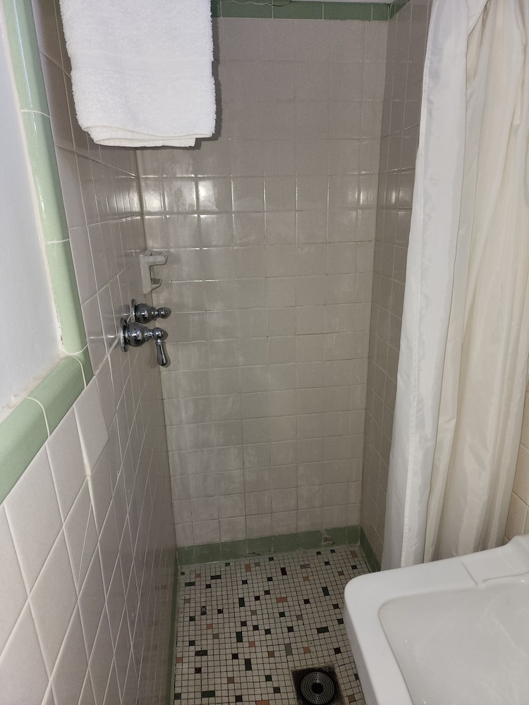Riviera Motel Erie view 3