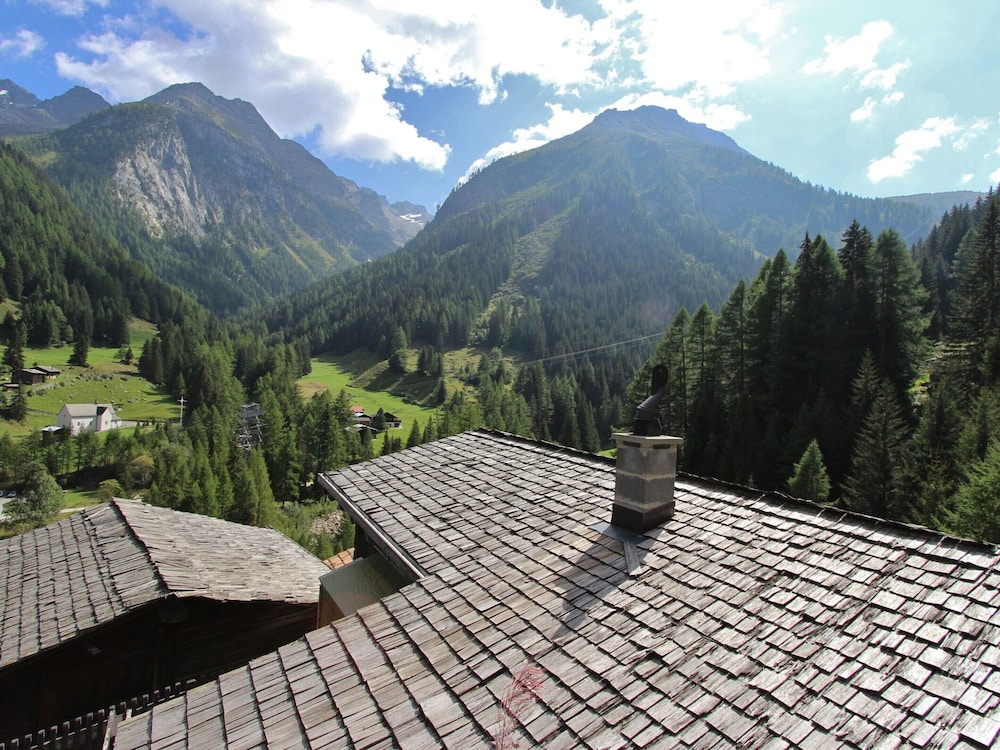 Mountain View Holiday Home in Binntal near Lengtal Deck