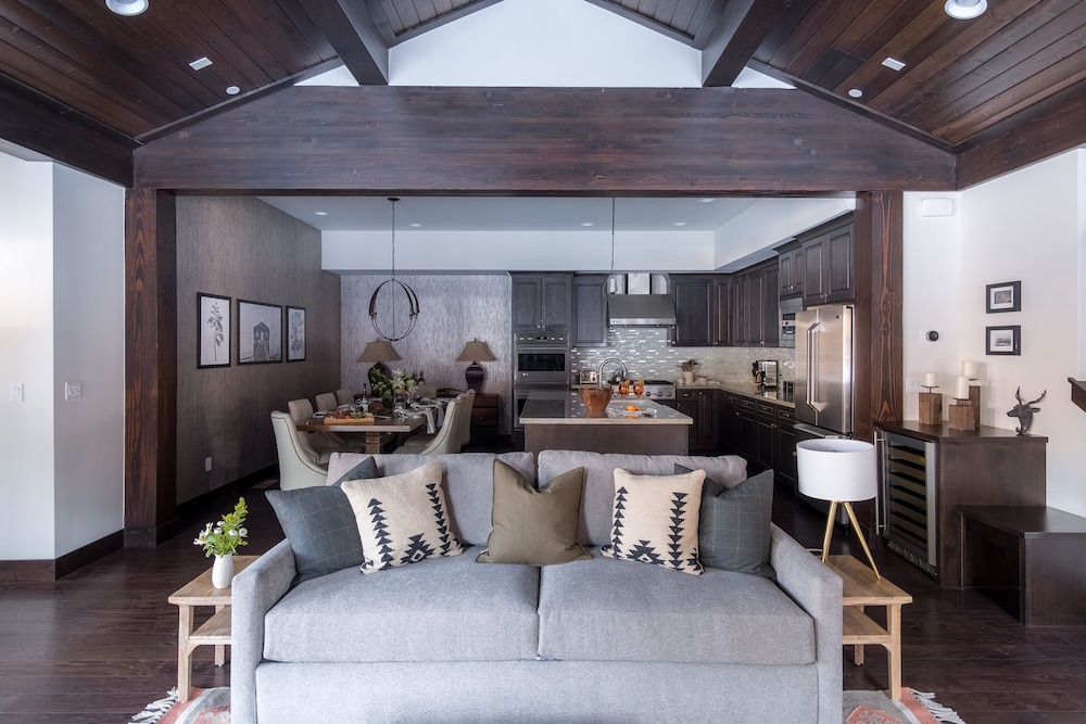 Maple by Avantstay Modern Mountain Home w Cozy Fire Pit 15 Mins frm Northstar