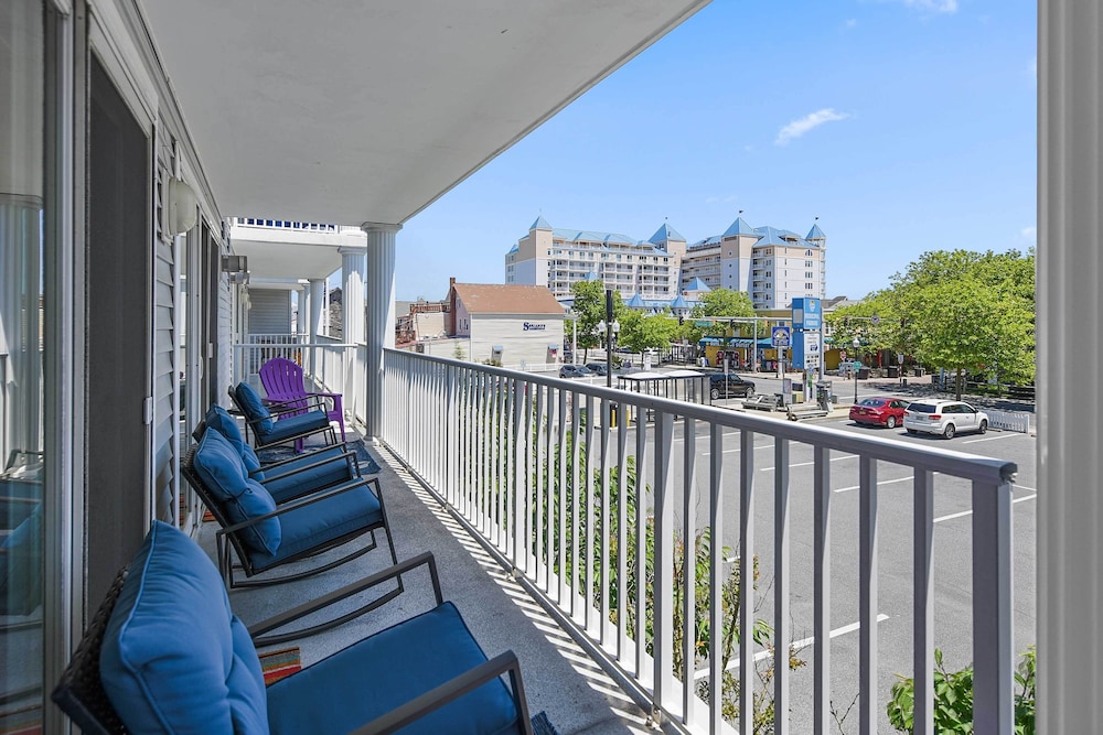 Ocean City Condo: Spacious Balcony, Walk to Beach! view 5