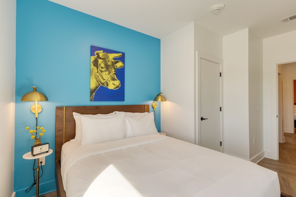Dual Bachelor Pads w Rooftop Lounge Games Sleeps 26 5 Min to Broadway