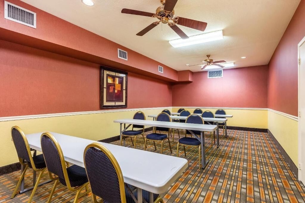 CasaBlanca Inn & Suites Houston