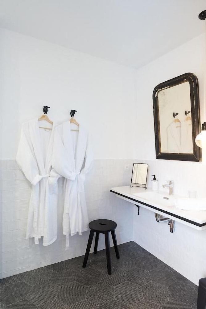Maison 1634, casa de huéspedes con piscina en Pezenas — bathroom