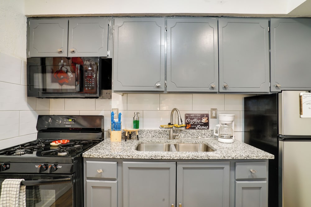 4 Mi to Dtwn El Paso: Pet-friendly Apartment!