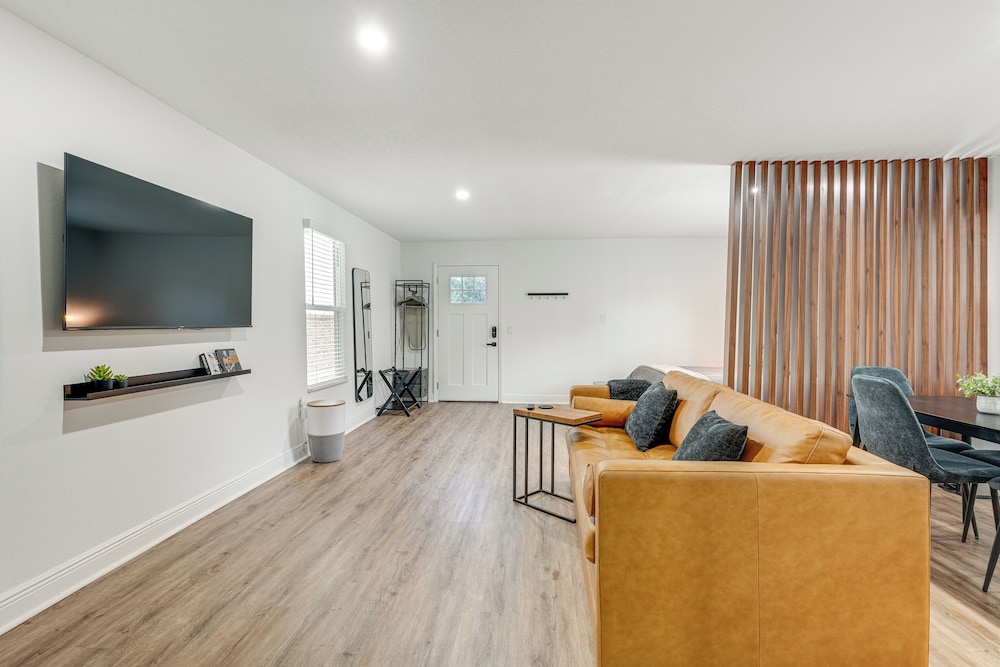 Stylish Lakeland Studio w/ Workspace