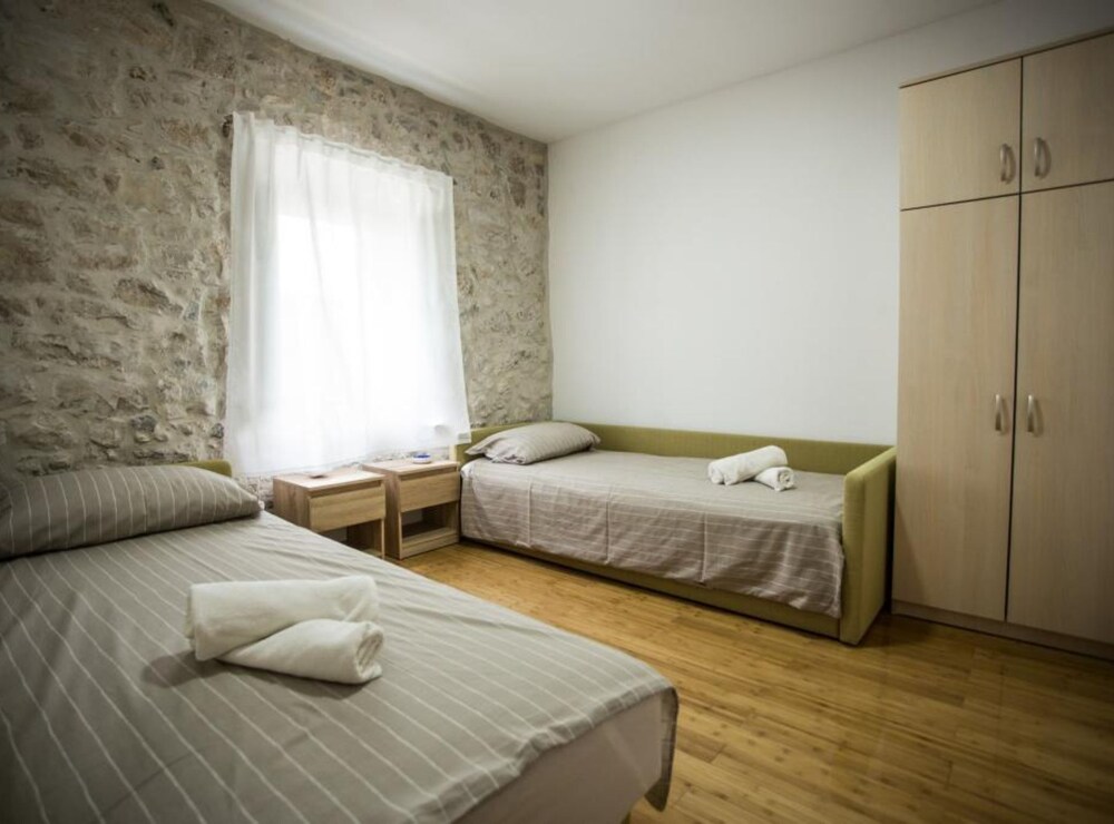 Apartments Stone House Murter