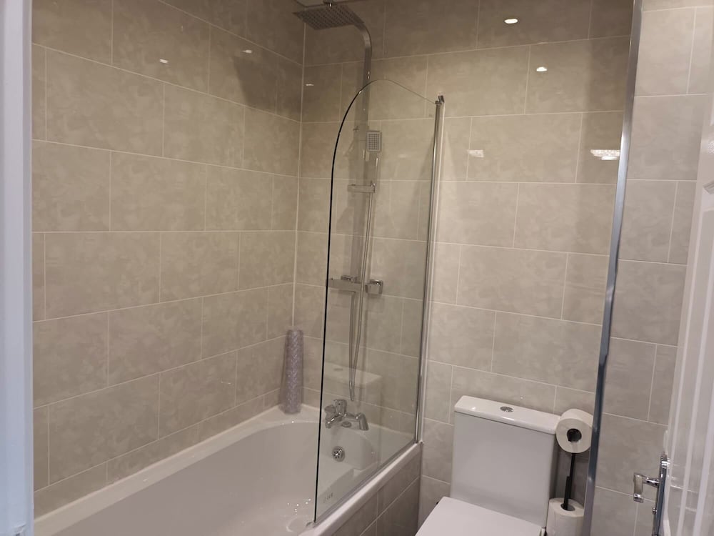 2 Bed House - Sleeps 6 - Parking - Wifi