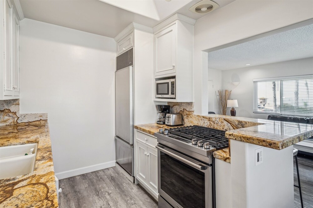 Beautiful 2 Bed Beach Condo #201 2 Bedroom Condo by Sunset Shores Condominiums
