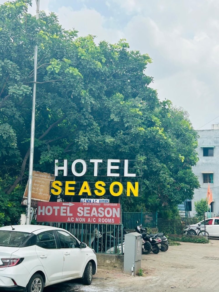 Hotel Season