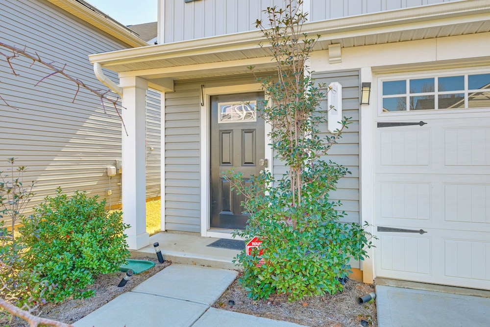 < 6 Mi to Uptown Charlotte: Bright Home w/ Yard