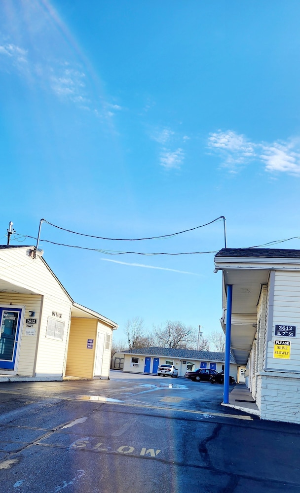 Plaza Motel
